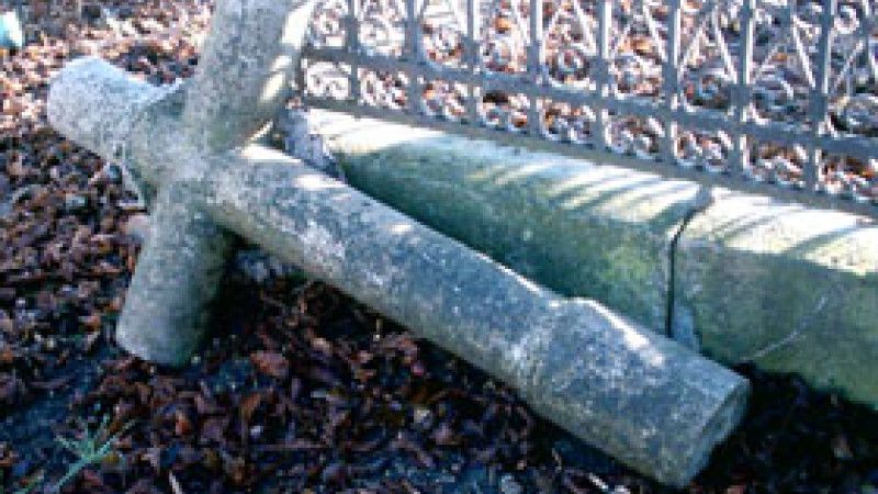 Morminte profanate, în cimitirul din comuna Poiana