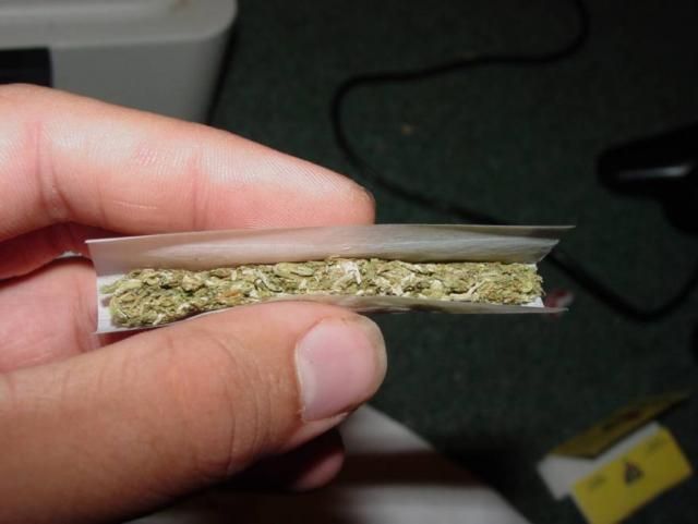 Dosare penale pentru patru tineri din Fieni. Suspectați de deținere și comercializare de droguri