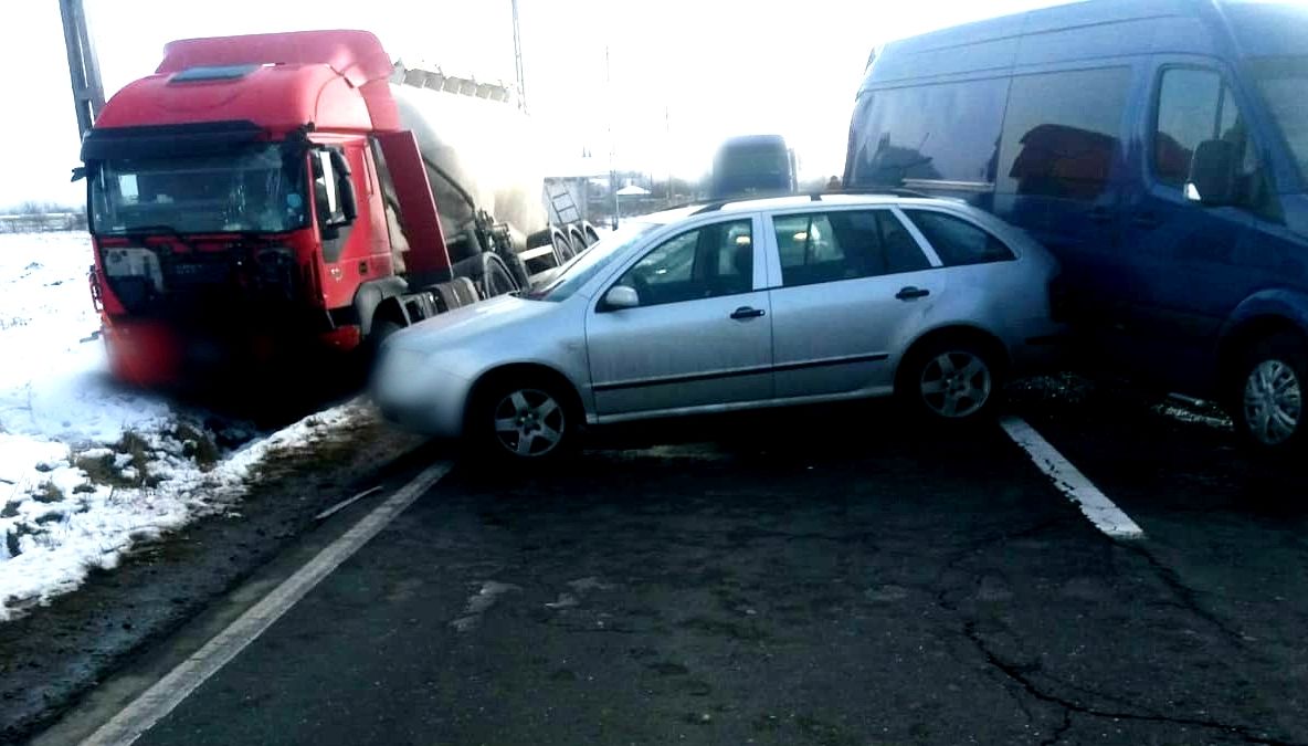 Un nou eveniment rutier la Brătești. Un TIR s-a ciocnit cu trei mașini