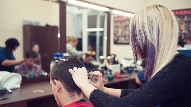 Hoții au luat la țintă frizeriile și magazinele din centrul orașului Târgoviște