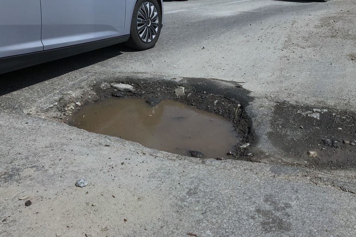 Constructorul centurii Târgoviștei a fost amendat de poliție, pentru gropile din asfalt