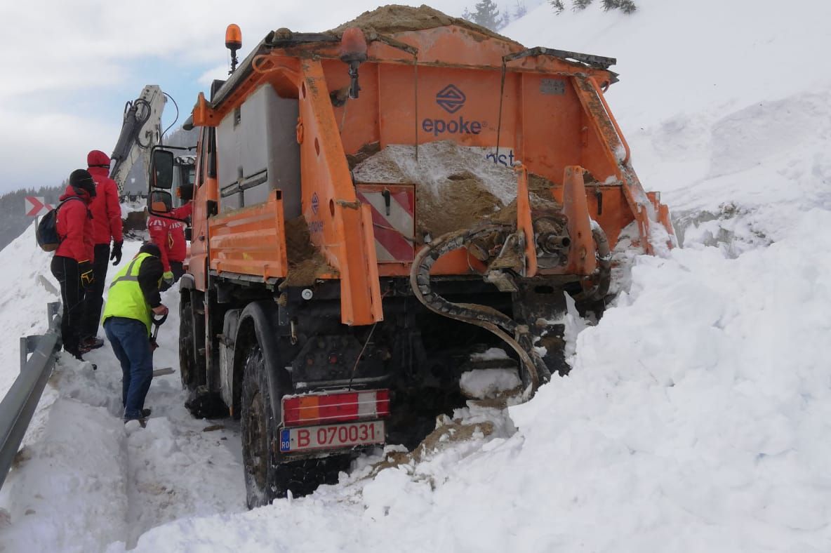 FOTO VIDEO Restricțiile de circulație pe DJ 713 se prelungesc. Ce măsuri au luat autoritățile din Dâmbovița după avalanșa din Bucegi