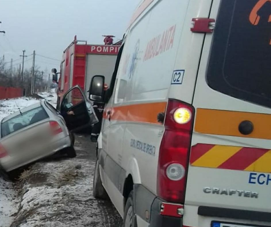 Un autoturism a ieșit în decor, pe DN 71