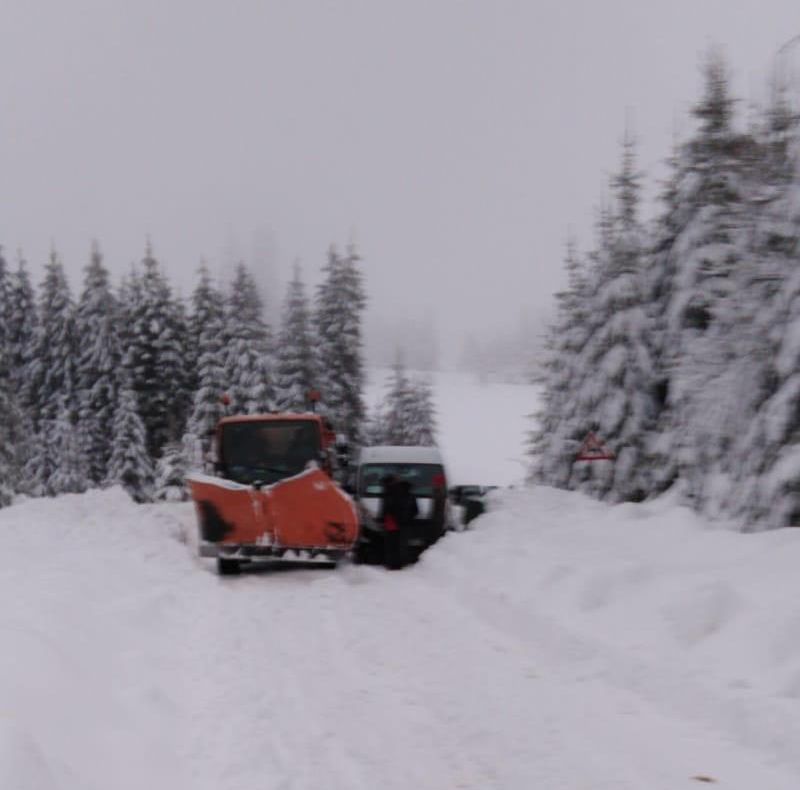 Avalanșele încurcă traficul și pe DJ 714. Zeci de turiști sunt blocați
