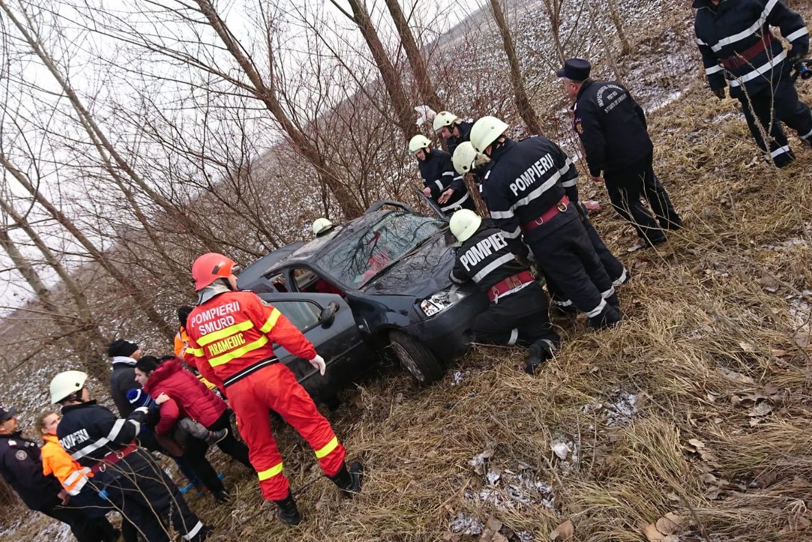 Șoferiță prea grăbită. A intrat cu mașina pe câmp