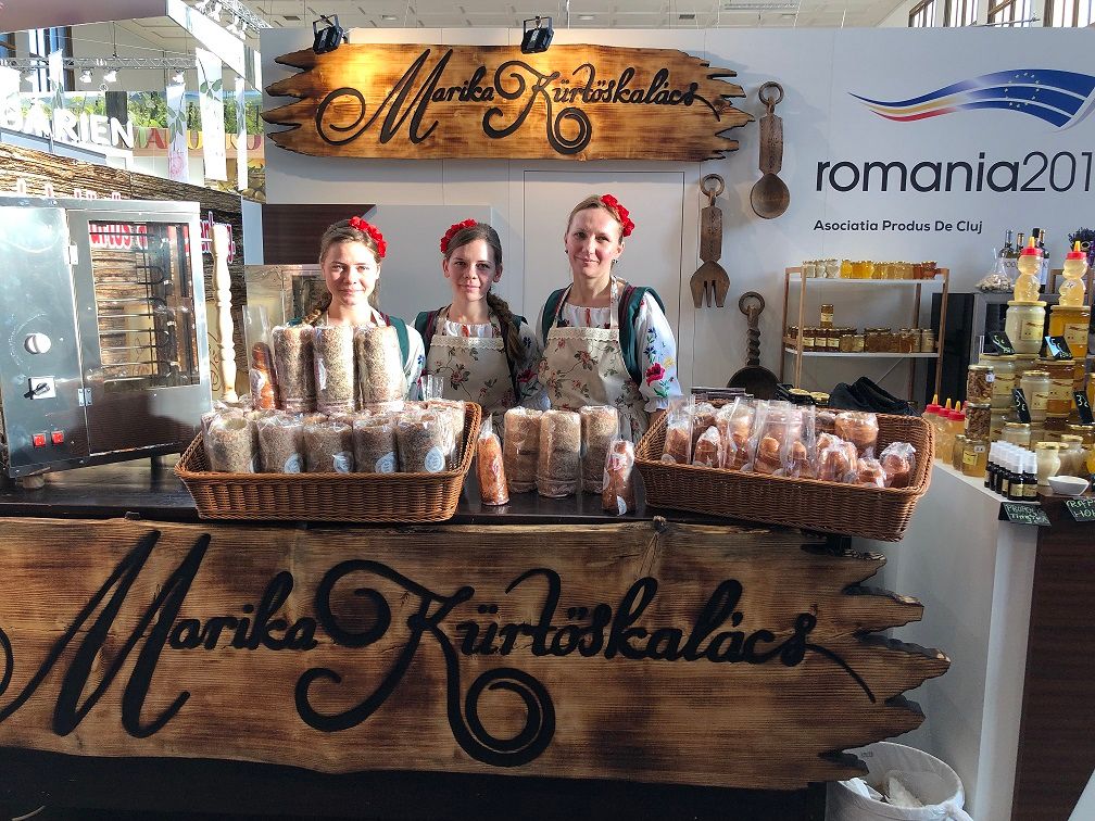 Foto| Ninsoarea și viscolul au făcut aproape imposibilă circulația auto, pe DJ 713