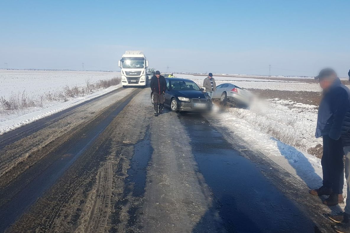 Coliziune între două autoturisme, la Corbii Mari. Un pasager a fost rănit