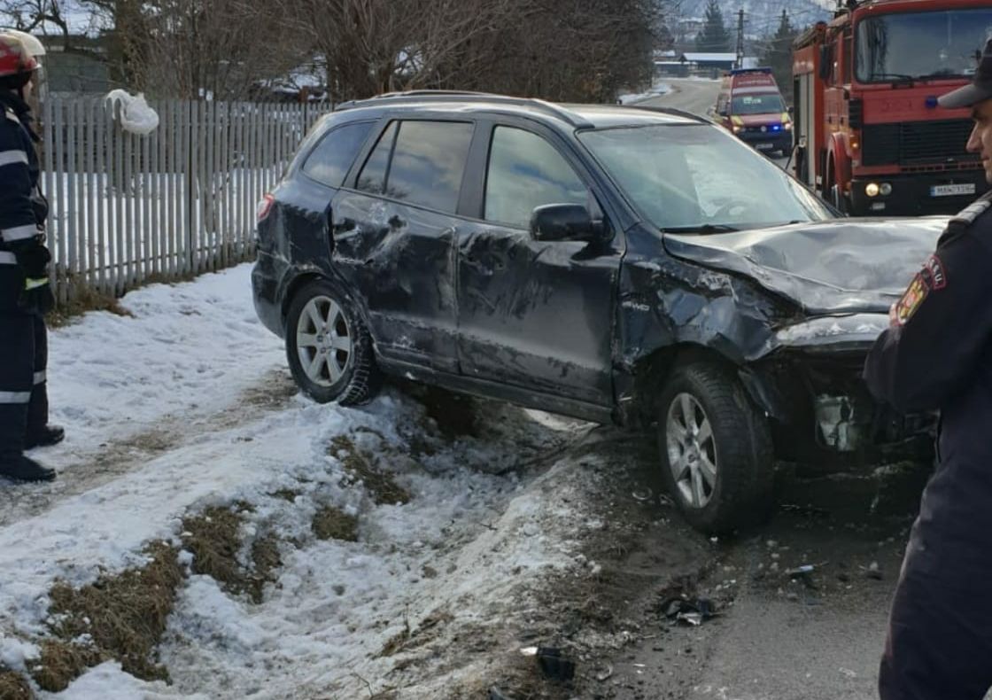 A ieșit în decor. O tânără de 24 de ani s-a răsturnat cu mașina, pe DN 71