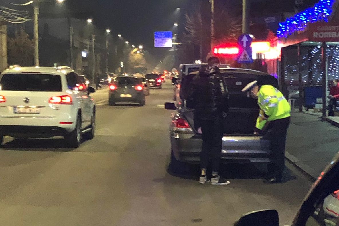 Update: Au intrat cu mașina în pom. Se intervine pentru salvarea pasagerilor
