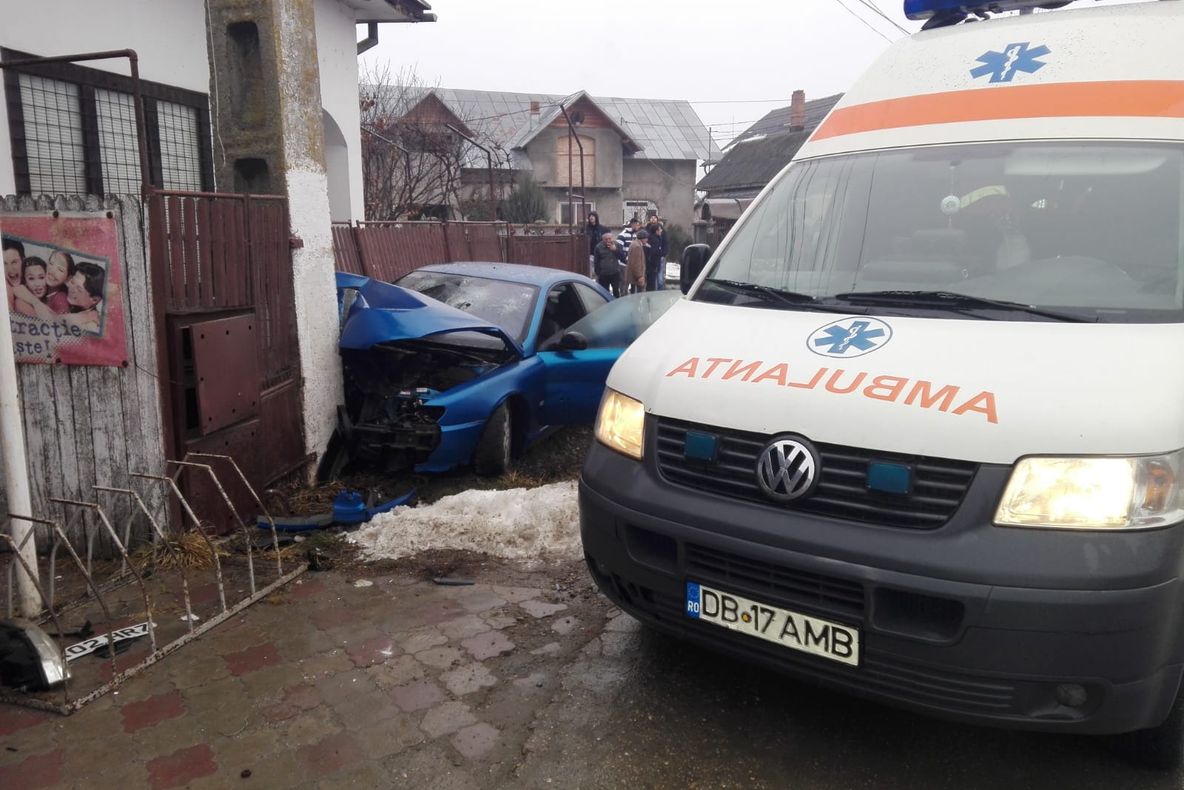 Video| Un autoturism a intrat într-un stâlp de electricitate. Patru persoane accidentate