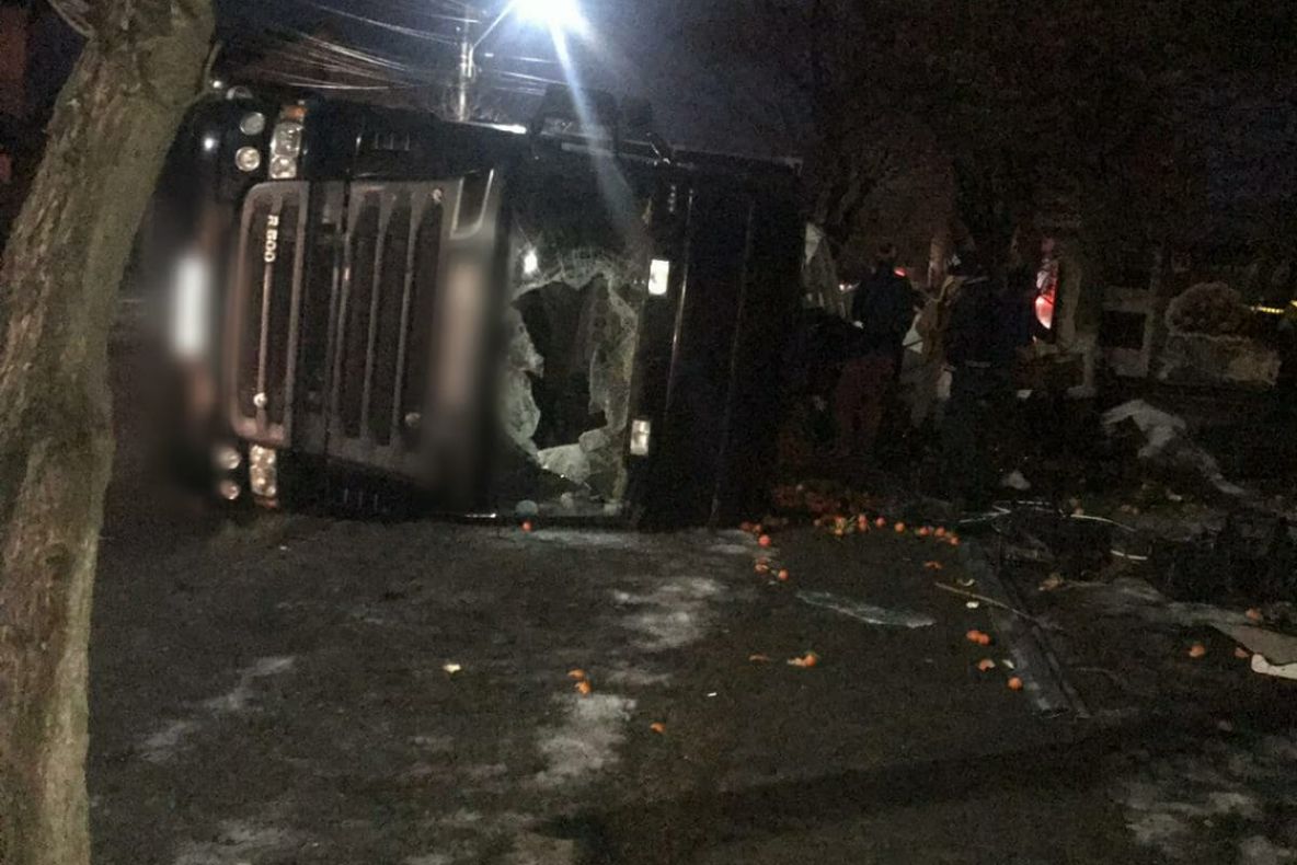 Tir încărcat cu portocale răsturnat la Găești