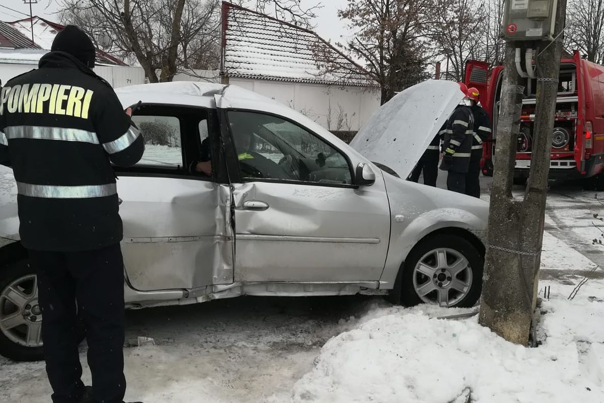 Un autoturism s-a oprit din derapaj într-un stâlp de electricitate. Două persoane accidentate