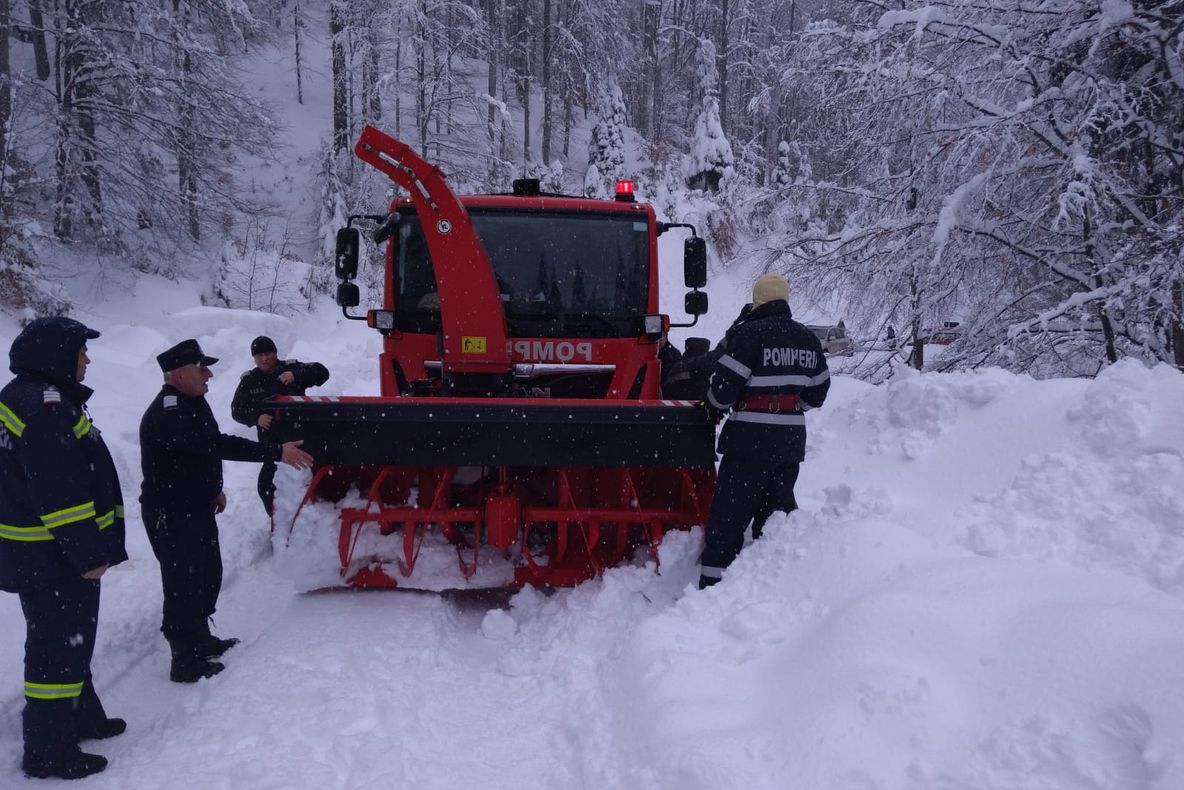 FOTO-Video| Pompierii dâmbovițeni sunt implicați în deblocarea DJ 714, drum blocat de copaci și zăpadă