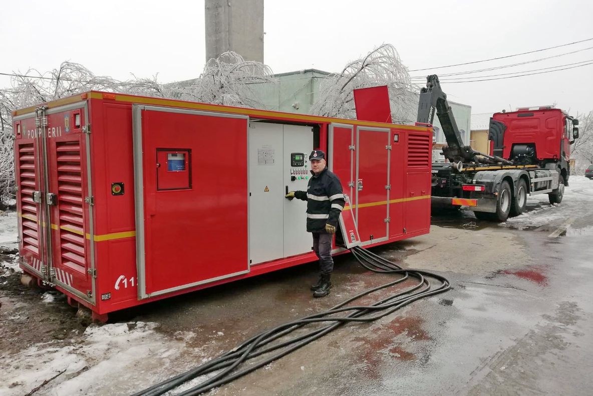 FOTO| ISU Dâmbovița ajută la alimentarea cu energie electrică a unui cartier și a Poliției orașului Urziceni