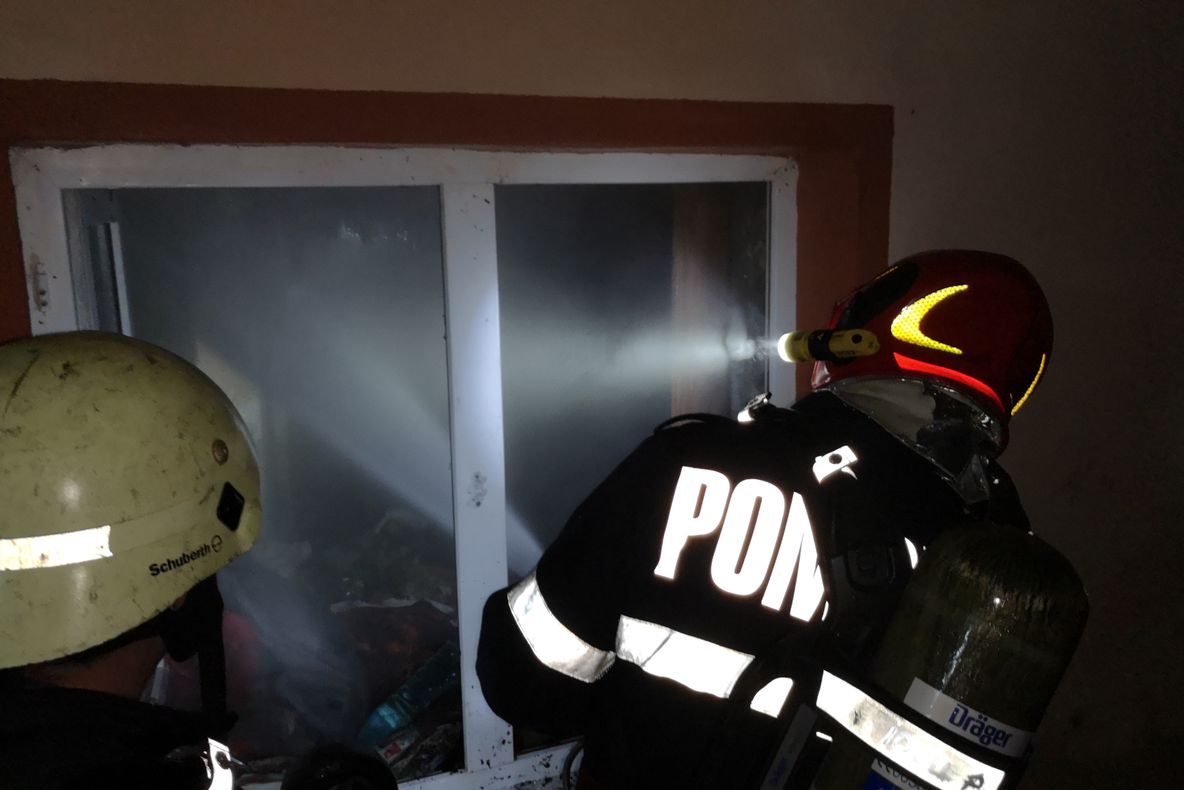 Două persoane au ajuns la spital, cu arsuri, în urma unui incendiu produs în Târgoviște