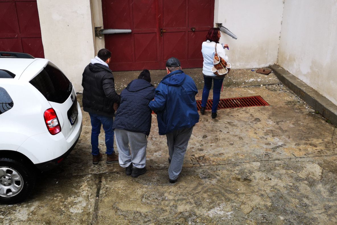 UPDATE: VIDEO Abia se ține pe picioare, dar a omorât un om cu toporul