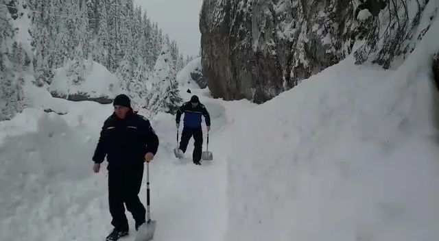 VIDEO Alte avalanșe pe DJ 714. Turiștii sună la 112 spunând că vor acasă