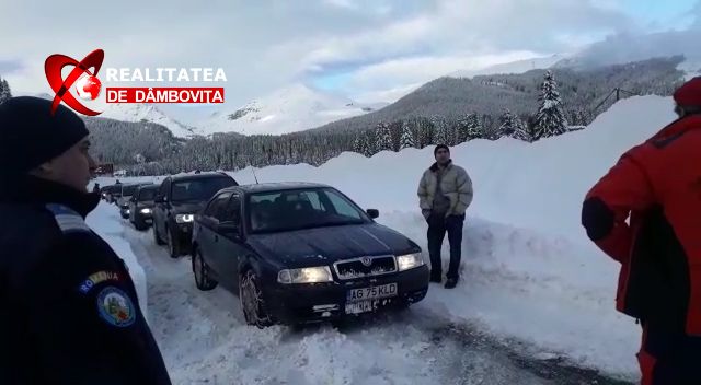 VIDEO Autoritățile au deblocat Bucegii. Turiștii, îndrumați de jandarmii montani