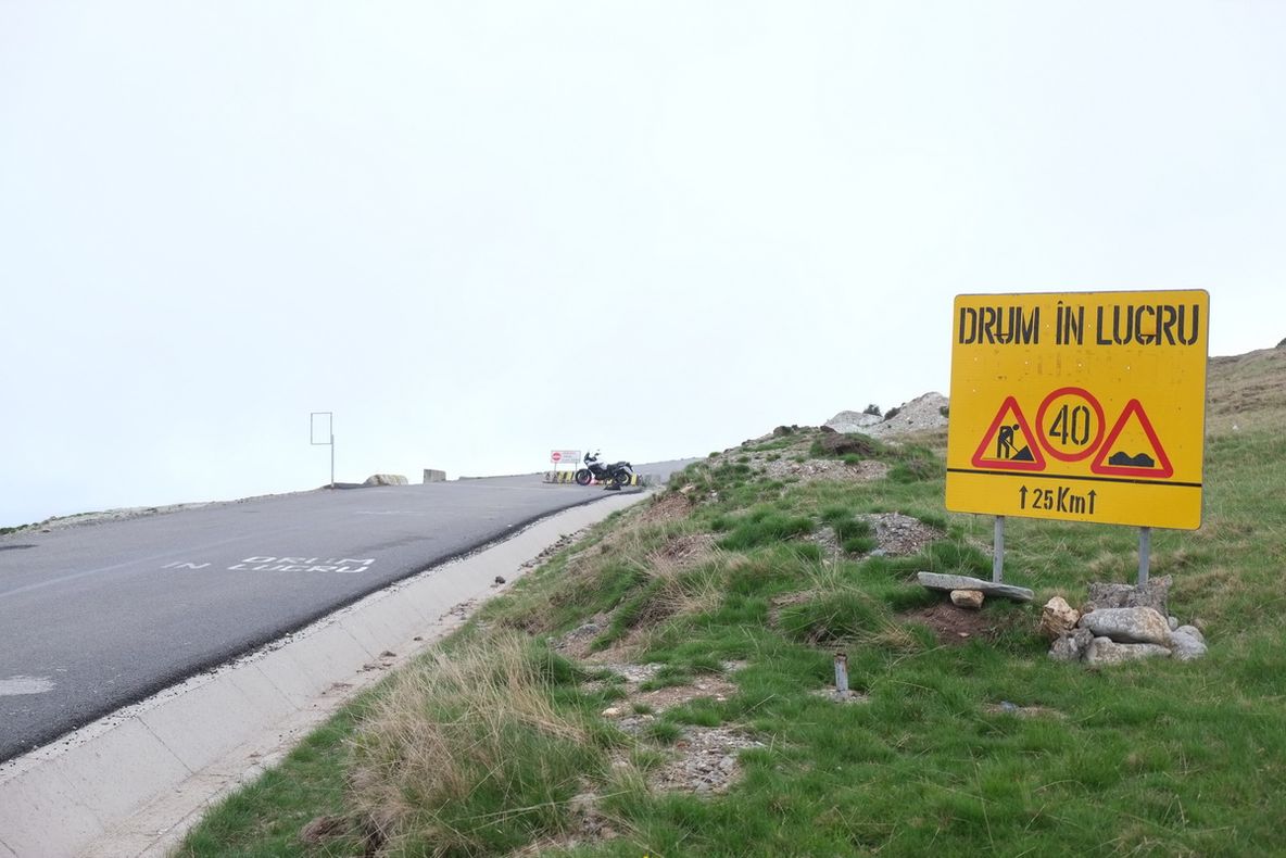 Atenție! Podul peste pârâul Rătei, din Munții Bucegi, a fost avariat grav