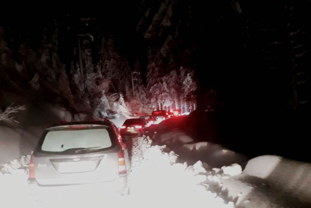 VIDEO 60 de turiști înzăpeziți în zona sanatoriului Moroeni, pe DJ 714 Moroeni-Peștera