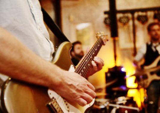 Trupă de lăutari denunțată la Fisc de miri, pentru că nu au primit bon fiscal