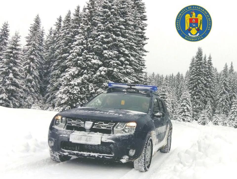 Jandarmii montani dâmbovițeni au ajutat două familii din Suceava, rămase blocate pe munte
