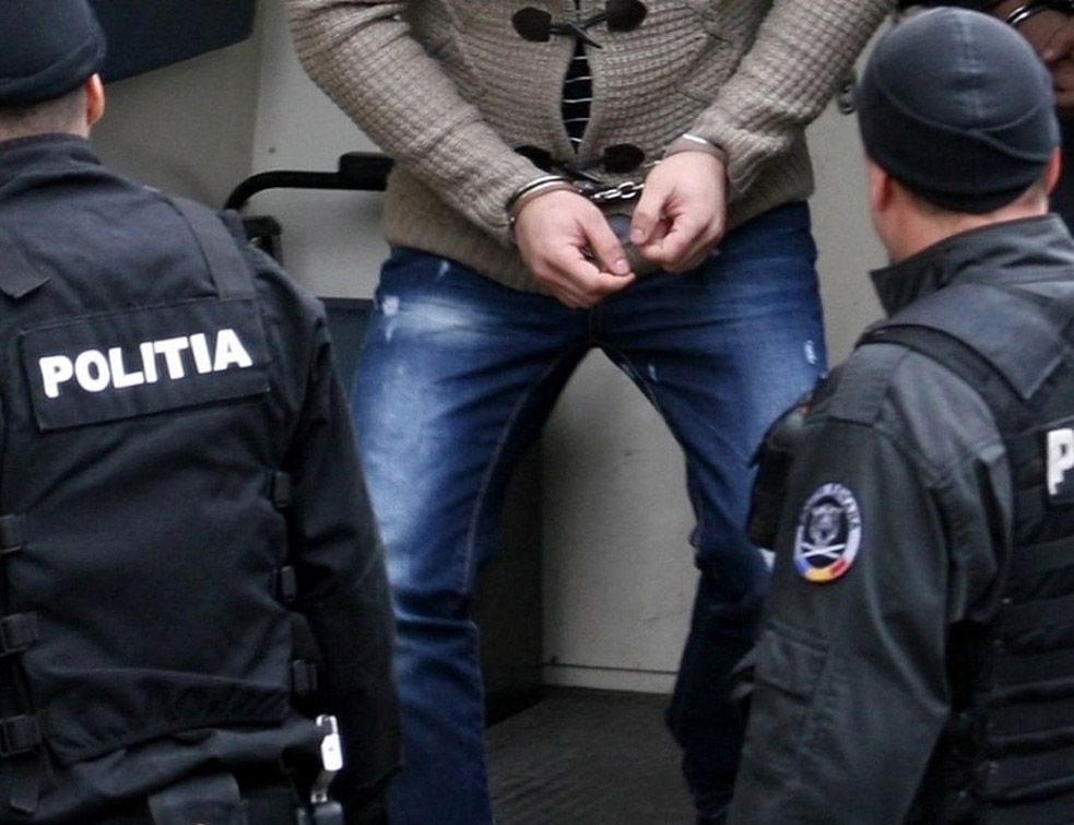 Reținut la două luni după ce a provocat un accident și i-a bătut pe ocupanții mașinii lovite