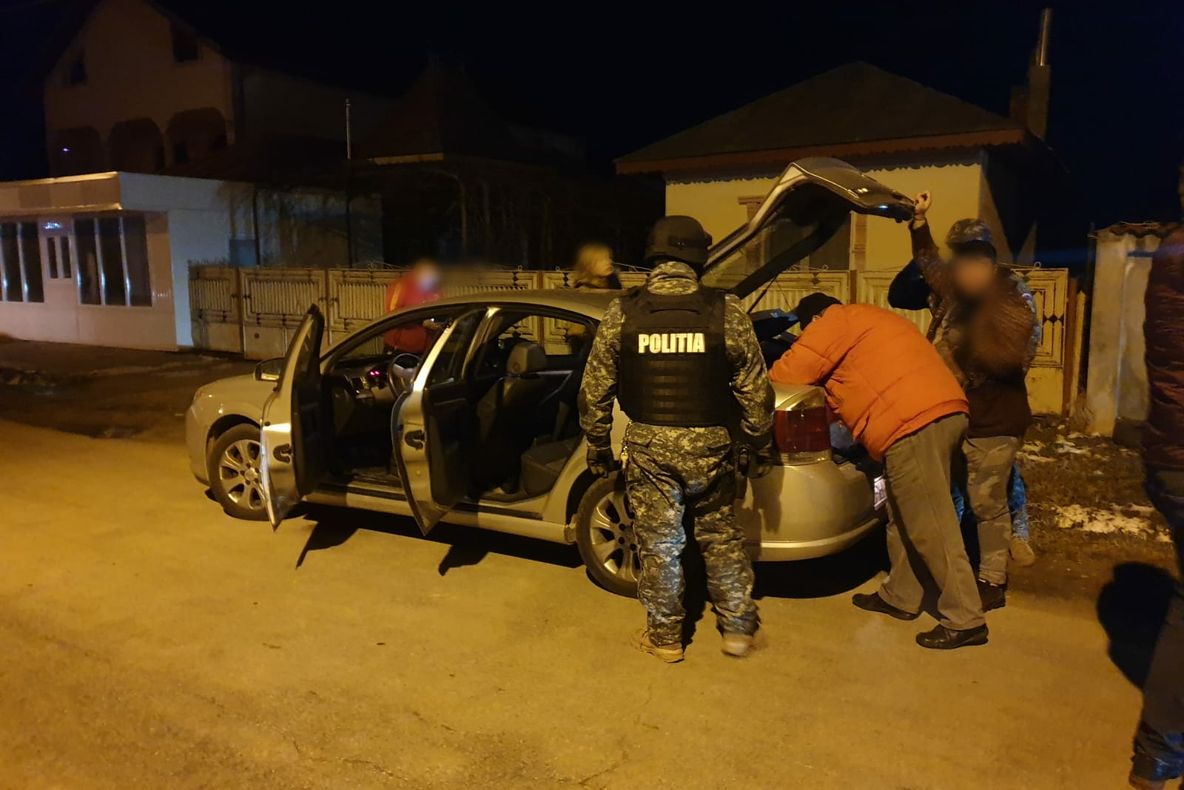 Razie de amploare la Potlogi, cu mascați și jandarmi
