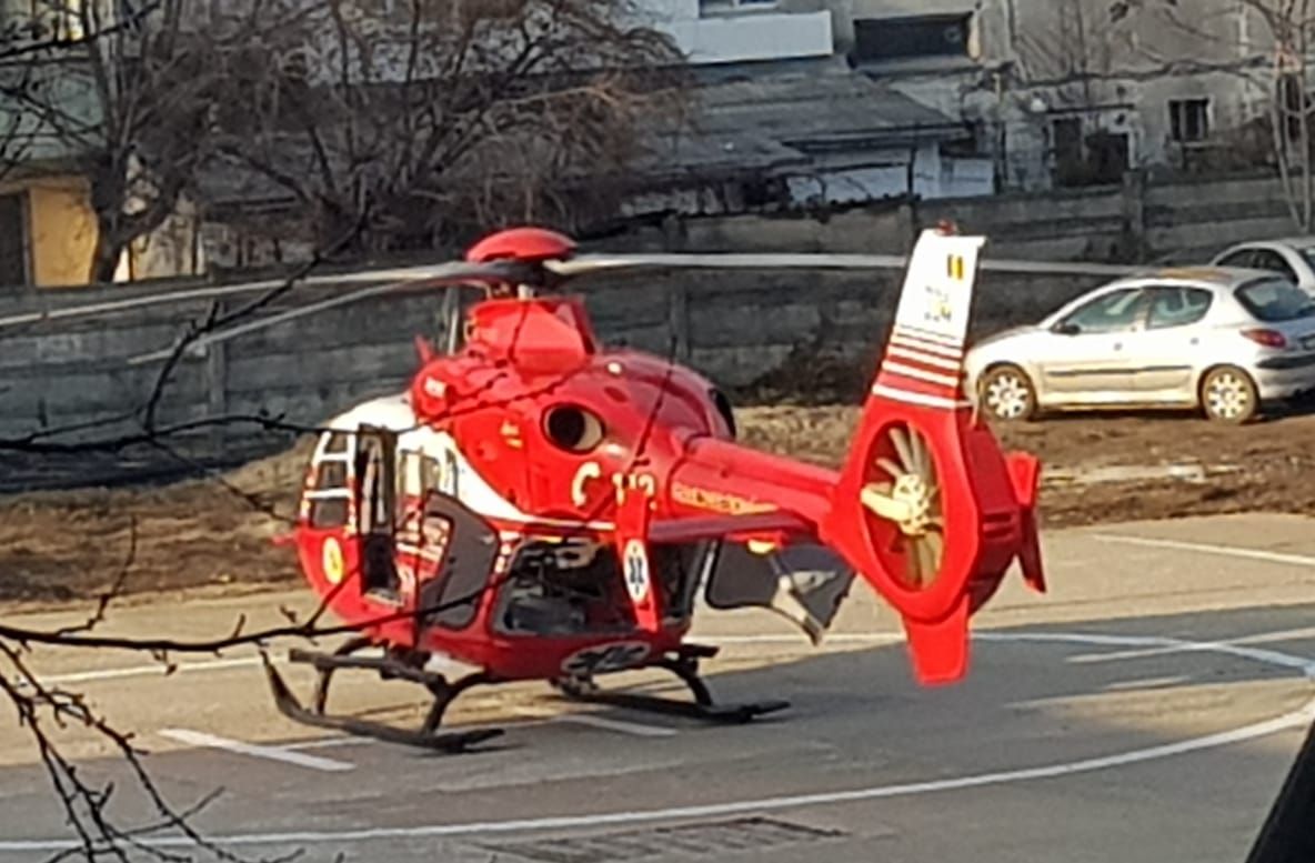 FOTO Bebeluș cu probleme de sănătate, transportat cu elicopterul SMURD în București