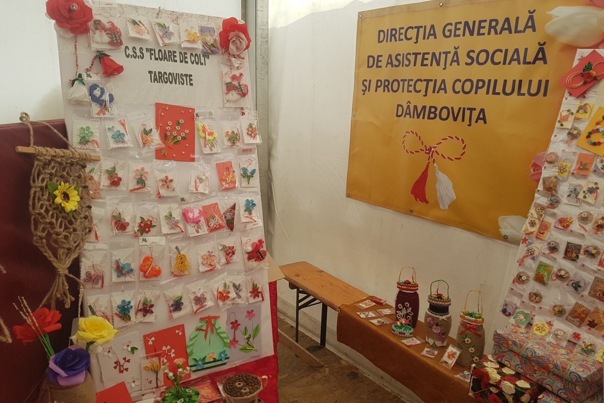Angajații DGASPC Dâmbovița au muncit și anul acesta. Stand de mărțișoare, la Târgoviște