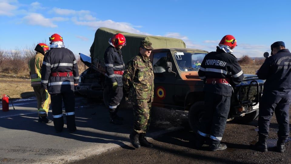 FOTO În accidentul de pe DN 71 a fost implicată o mașină a MApN. Unul din militari este rănit