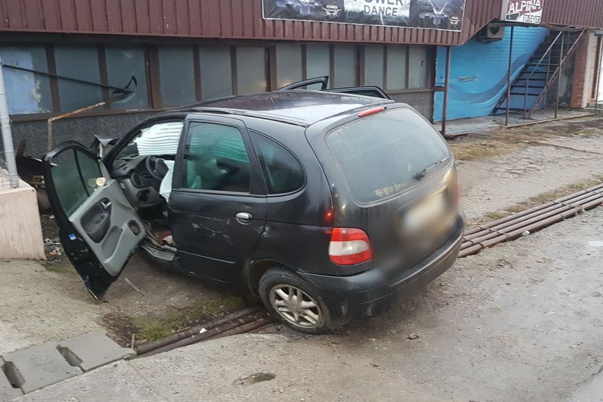 Coliziune între un autoturism și un TIR la Dărmănești, pe DN 72. Drumul nu a fost blocat