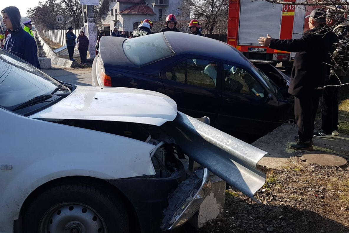 Coliziune între două autoturisme, cu doi răniți, la Teiș