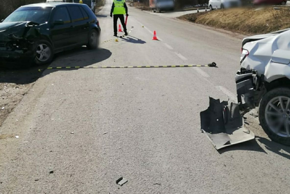 Coliziune între două autoturisme pe DN 71. O persoană a fost rănită