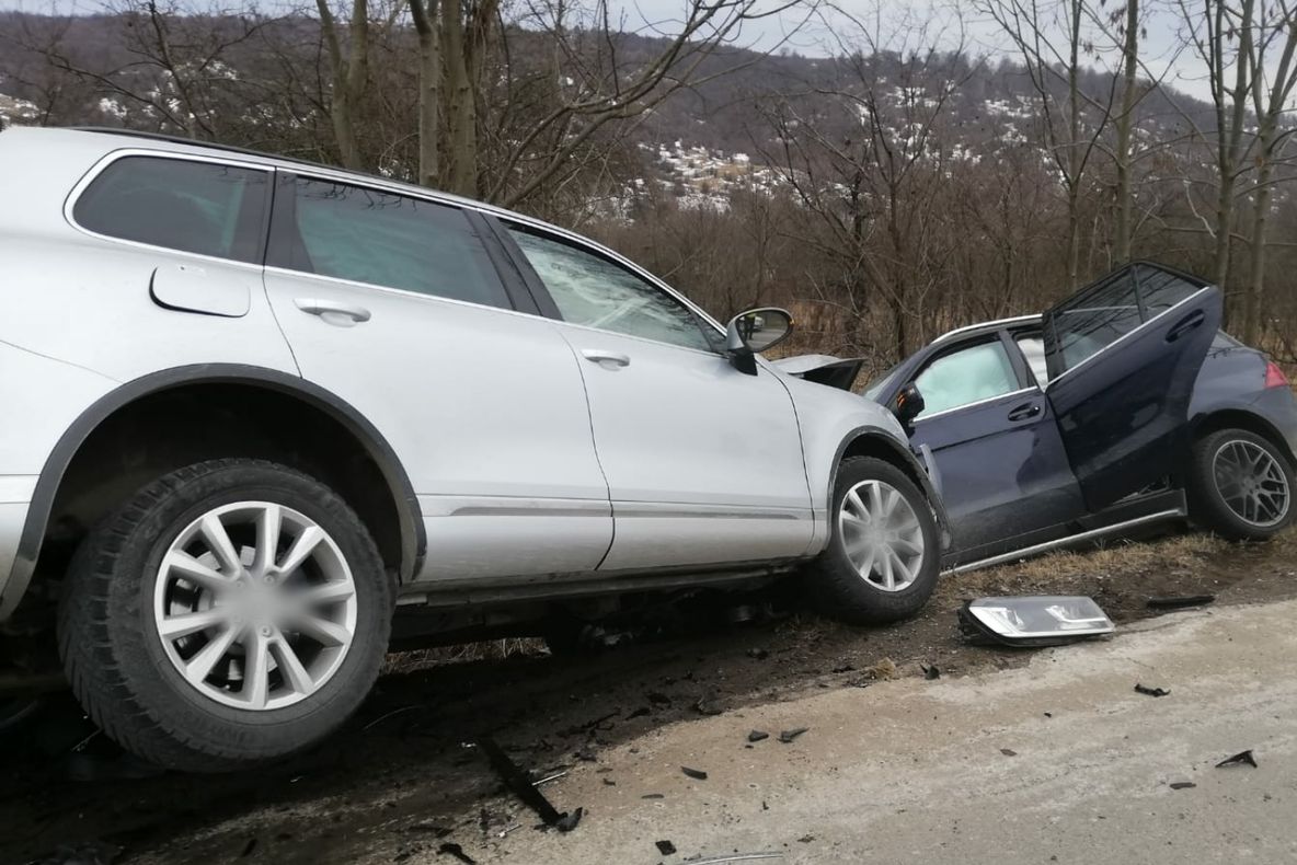 Update: Coliziune între două autoturisme pe DN 71, la Dealu Mare. Două persoane rănite ușor