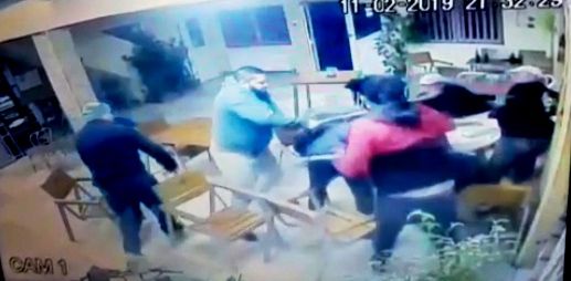 VIDEO Un tânăr a fost căsăpit, într-un bar, de gașca rivală