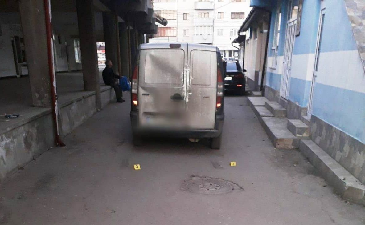 Un pieton a fost lovit de o dubă de marfă în piața din Moreni