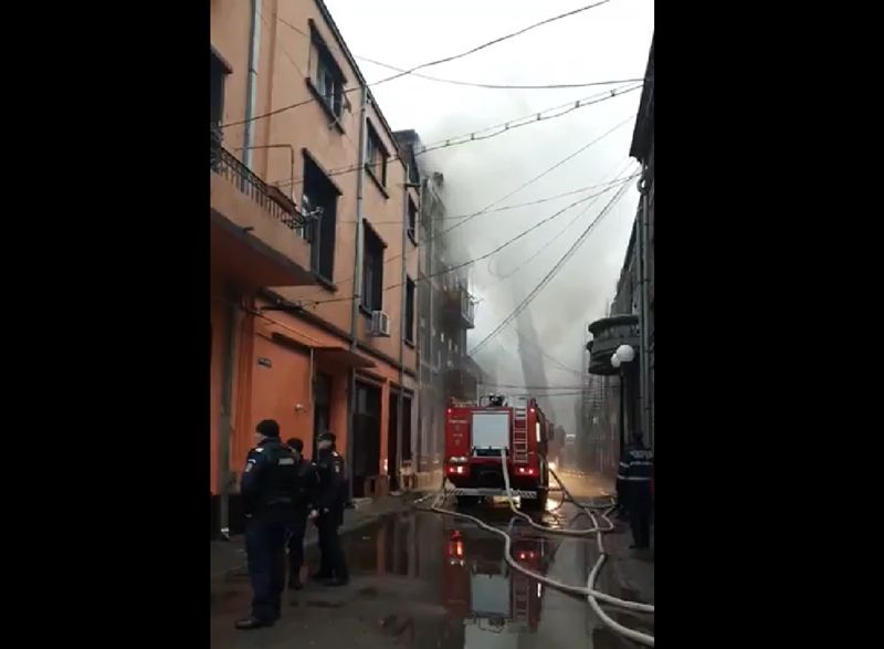 VIDEO Incendiu lângă un depozit de îngrăşăminte şi o benzinărie