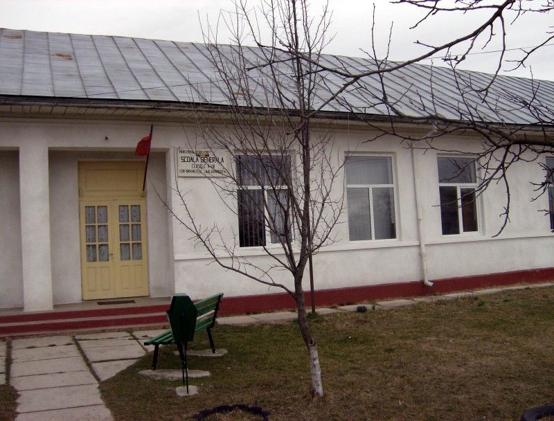 Accident de muncă la școala din Braniștea. Un muncitor a căzut de pe schelă