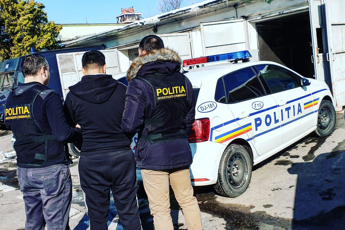 Un urmărit internațional s-a prezentat singur la sediul poliției Dâmbovița. A fost reținut