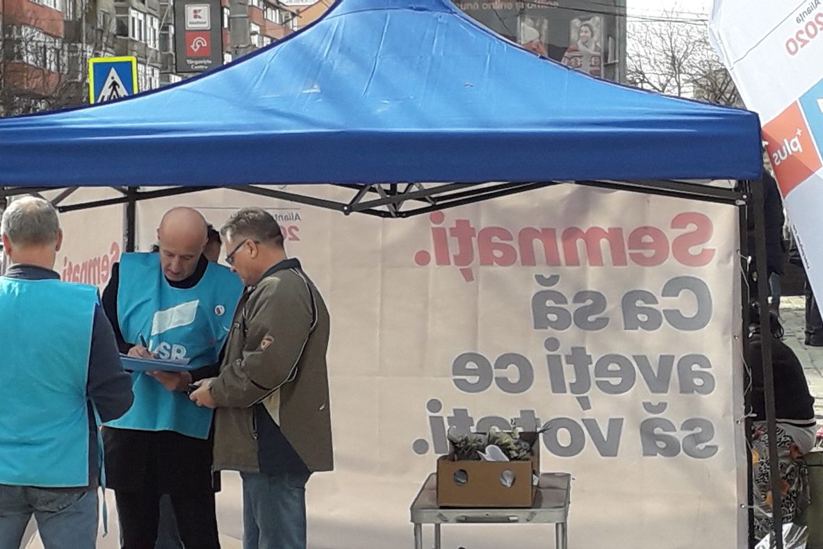 USR Dâmbovița, acțiune în forță pentru strângere de semnături