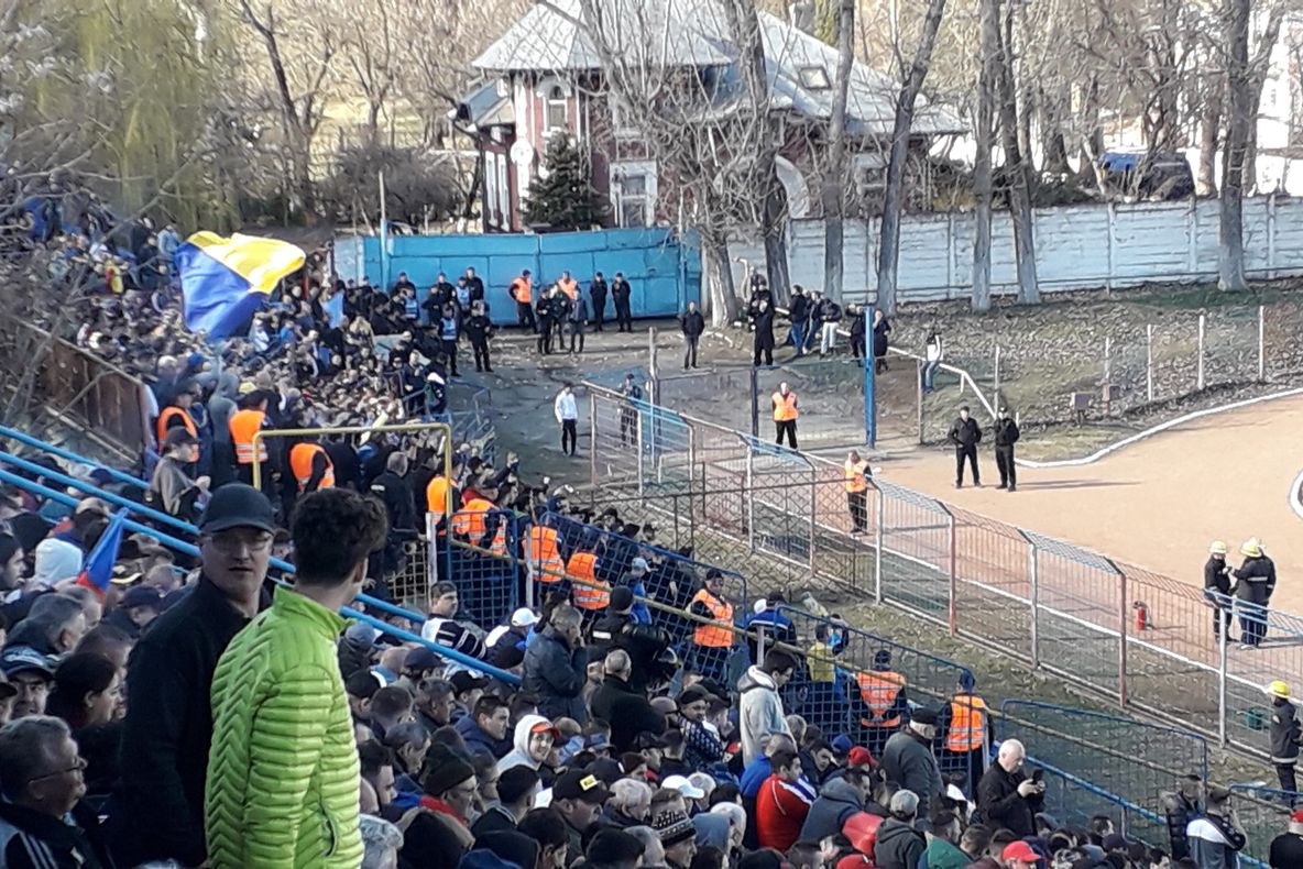 Video| Incidente violente la meciul de fotbal Chindia Târgoviște - Petrolul Ploiești