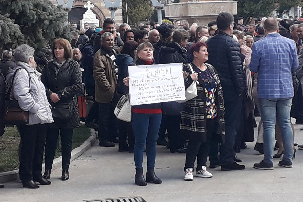 Video| La Târgoviște, protestatarii anti Dragnea au fost acoperiți de muzica din difuzoare
