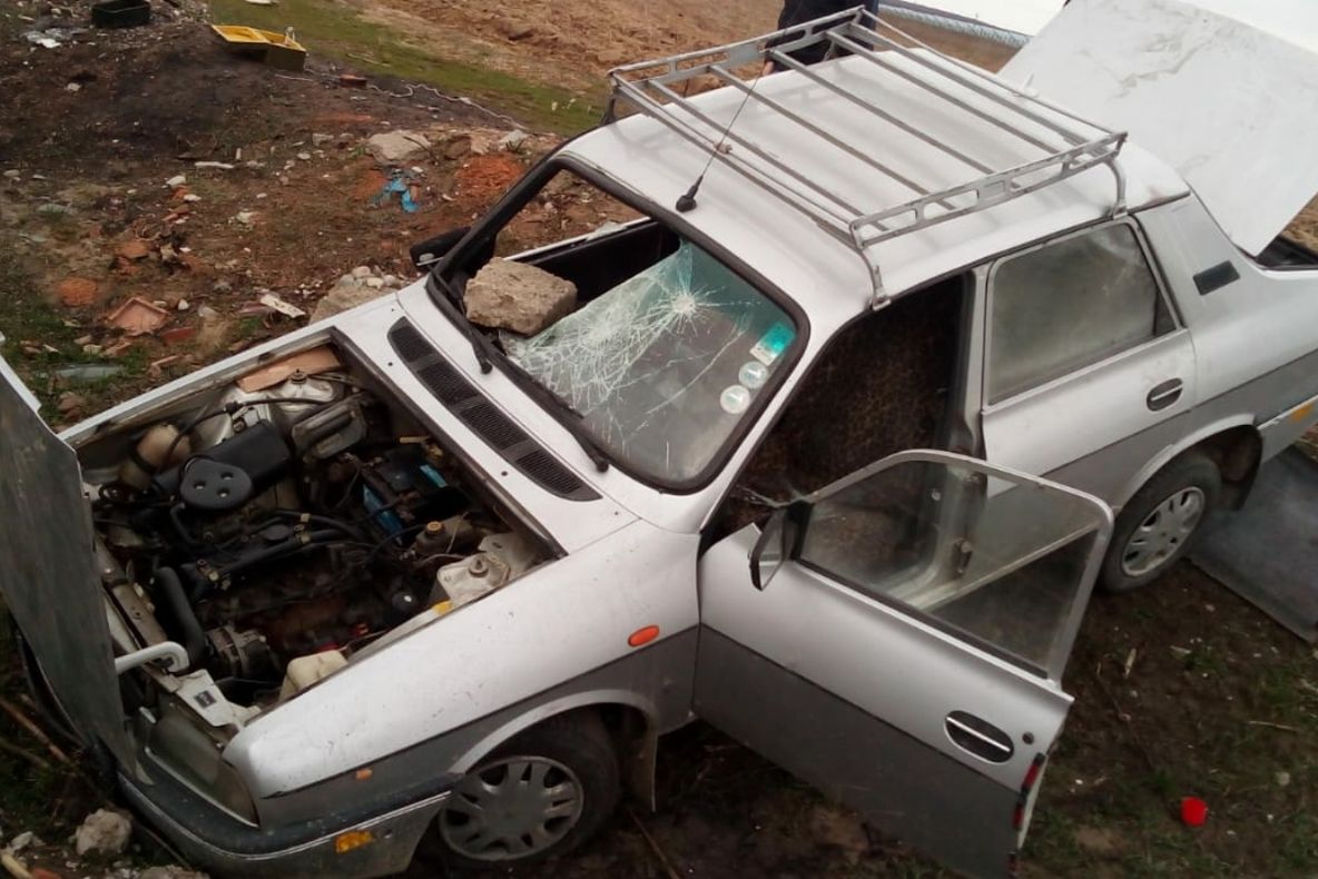 S-au crezut stăpânii șoselelor. Trei minori au furat o mașină și un casetofon dintr-un alt autoturism