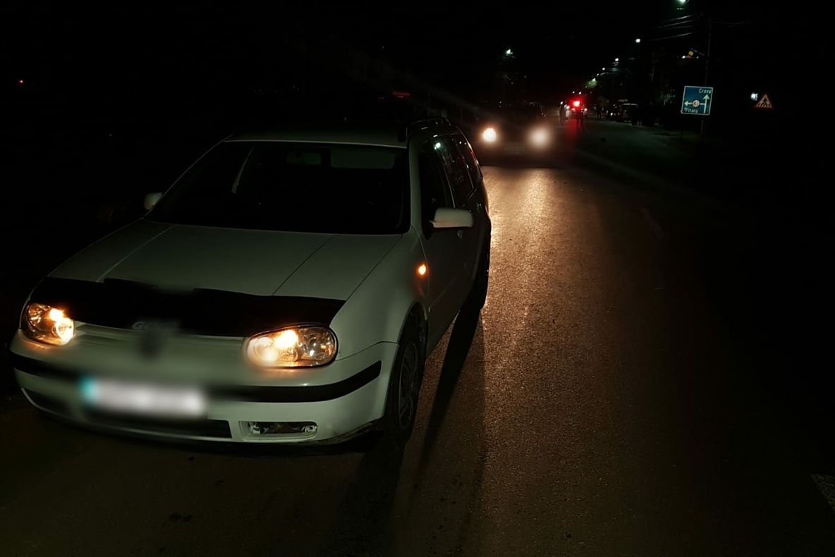 Accidentat mortal de două autoturisme. Se afla întins pe carosabil