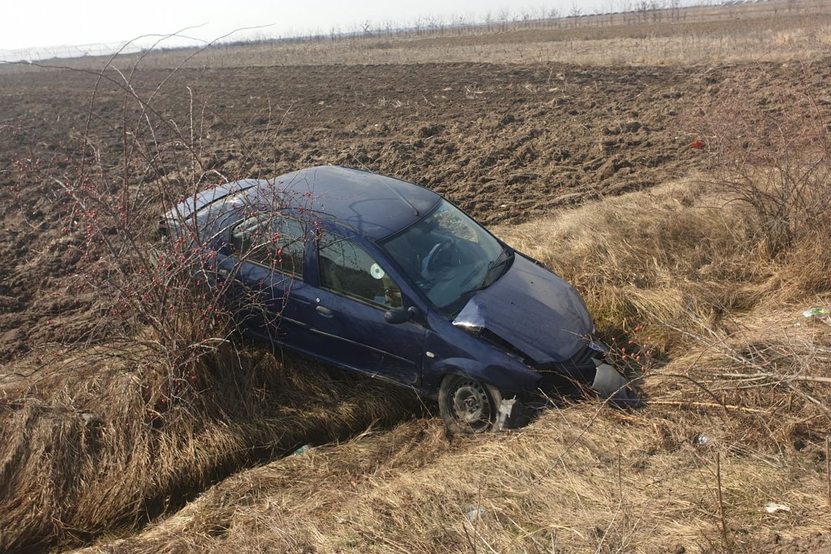 A ajuns direct pe câmp, cu mașina. Accident pe DN 61