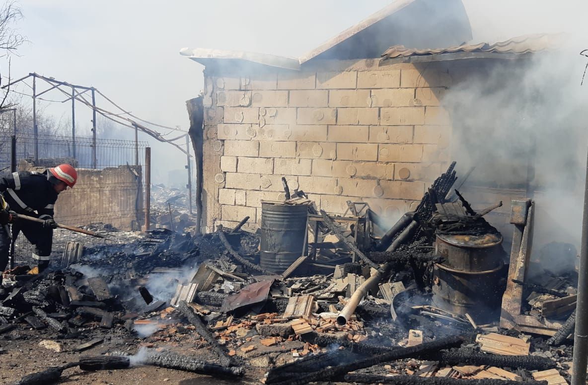 Video| Două gospodării distruse de flăcările pornite de la vegetația uscată, la Mavrodin, lângă Răcari