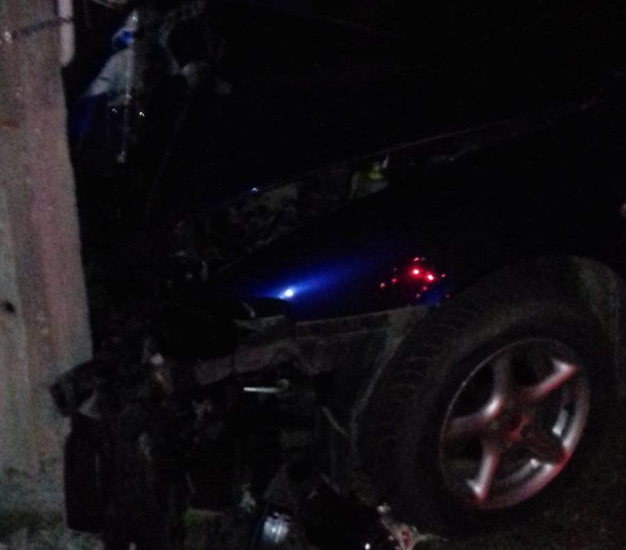 Teribilism adolescentin. Doi răniți și o mașină făcută praf, după ce au lovit un stâlp, la Lucieni