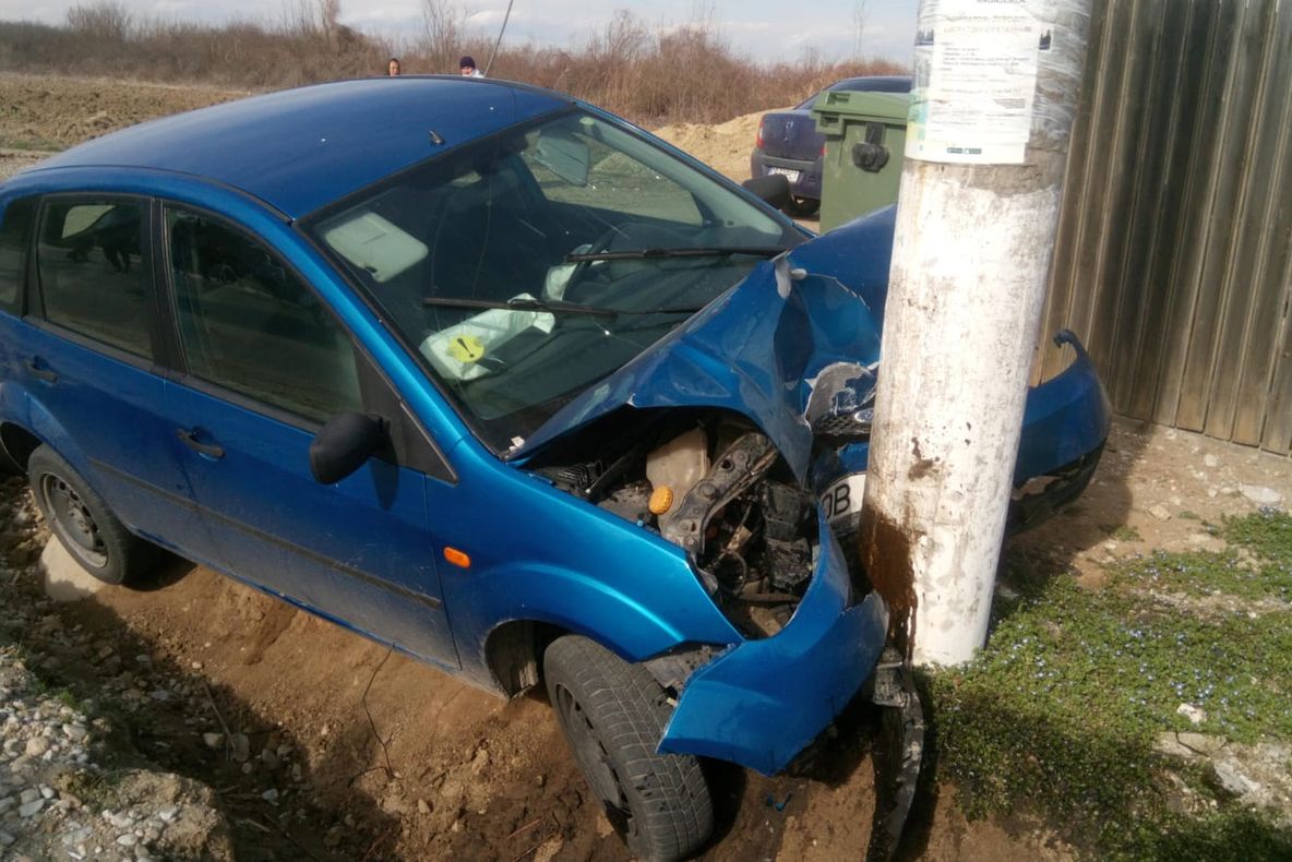 A intrat cu mașina în stâlpul de electricitate