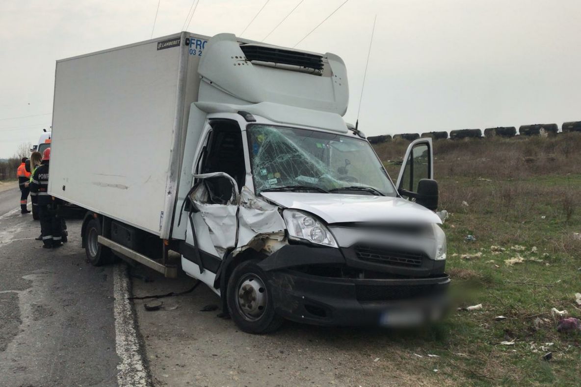 Accident pe DN 71. Două persoane sunt rănite, în urma unei coliziuni auto
